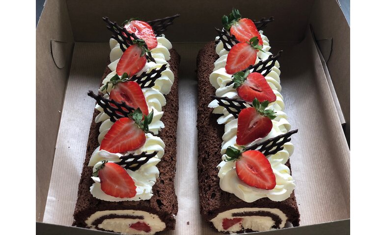 Šlehačková roláda s jahodami/malinami