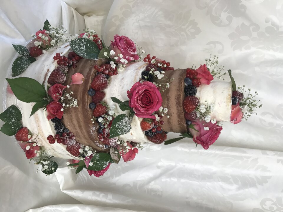 Naked cake s květinami